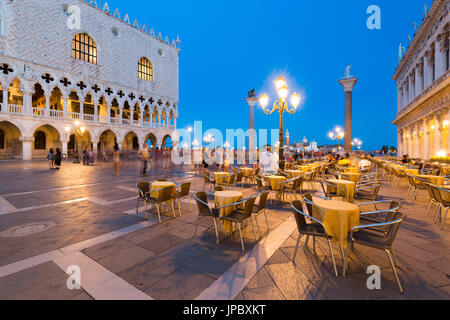 Blick auf den historischen Markusplatz entfernt mit alten Gebäuden und der Galerie beleuchtet durch Dämmerung Venedig Veneto Italien Europa Stockfoto