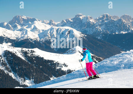 Skifahrer auf Skipisten von Pass Brocon umrahmt von den Pale Di San Martino im Hintergrund Dolomiten Belluno Trentino Italien Europa Stockfoto