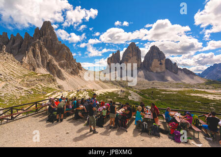 Wanderer am Rifugio Locatelli, Tre Cime di Lavaredo und Mount Paterno im Hintergrund. Dolomiten, Südtirol, Provinz Bozen, Trentino Alto Adige, Italien. Stockfoto