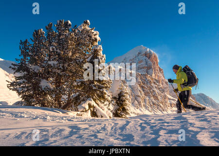 Europa, Italien, Veneto, Belluno. Wanderer mit Schneeschuhen wandern in der Nähe von Falzarego-Pass, Dolomiten Stockfoto