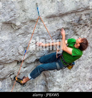 Freeclimbing, Klettern in natürlichen Felsen. Kletterer in Aktion auf einem Felsenweg ausgestattet. Gares, Dolomiten, Veneto, Italien Stockfoto