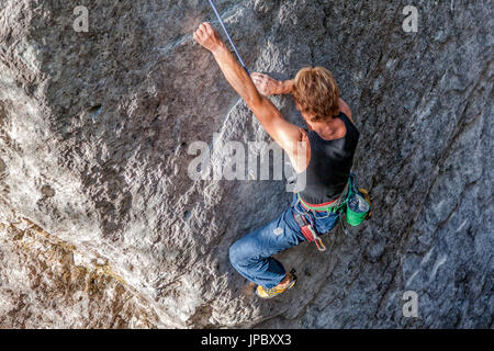 Freeclimbing, Klettern in natürlichen Felsen. Kletterer in Aktion auf einem Felsenweg ausgestattet. Gares, Dolomiten, Veneto, Italien Stockfoto