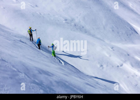 Alpin-Skifahrer fahren Sie in großer Höhe an einem sonnigen Tag in der verschneiten Landschaft Stelvio Pass Valtellina Lombardei Italien Europa Stockfoto