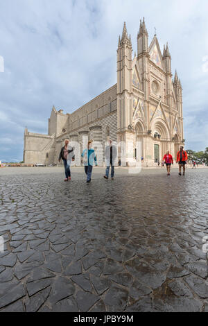 Fußgängerzone mit der gotischen und alte Kathedrale im Hintergrund Orvieto Terni Provinz Umbrien Italien Europa Stockfoto