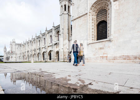 Touristen Fuß neben das Hieronymus-Kloster in einem Pool Santa Maria de Belém in Lissabon Portugal Europa reflektiert Stockfoto