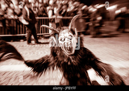 Maske und Kostüm von Monstern Darstellung halb Tier und halb Mensch während der Krampus laufen in Toblach-Süd-Tirol-Italien-Europa Stockfoto