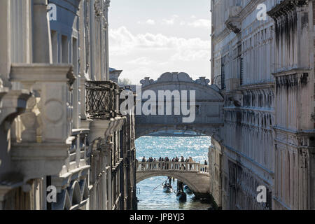 Blick auf die Seufzerbrücke besteht aus weißem Kalkstein umgeben von historischen Gebäuden und typischen Gondeln im Hintergrund Venedig Veneto Italien Europa Stockfoto