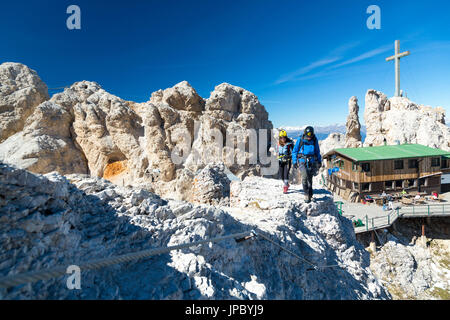 Bergsteiger auf den Felsen von der Ferrata Marino Bianchi mit dem Rifugio Lorenzi im Hintergrund Cortina d ' Ampezzo Dolomiten Belluno Venetien Italien Europa Stockfoto