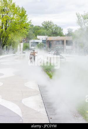 Saguenay, Kanada - 3. Juni 2017: Kinder laufen im Nebel Nebel Dampf-Wasser-Brunnen im Zentrum von Park in der Region Quebec Stockfoto