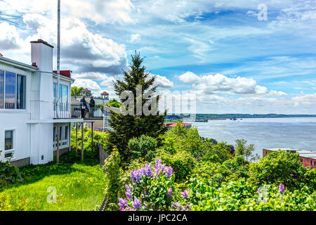 Levis, Kanada - 4. Juni 2017: Riverside oder Flussufer Wohnhäuser mit Blick auf St. Lawrence River von Québec (Stadt) mit Leuten auf Balko Stockfoto