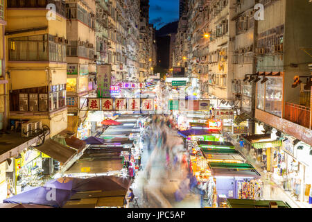 Nacht Markt im geschäftigen Fa Yuen Street in Mong Kok, Hong Kong, China. Die Gegend ist beliebt bei Touristen und Einheimischen für seine billige Lebensmittel und Mode abwaschen Stockfoto