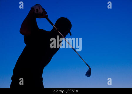 Ein männlichen Golfer ist vor einem tiefblauen Himmel abhebt. Stockfoto