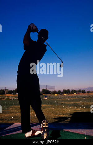 Ein männlichen Golfer ist vor einem tiefblauen Himmel abhebt. Stockfoto