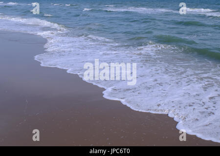 Meer mit Wellen am Mae Ramphueng Strand in Rayong Thailand Stockfoto