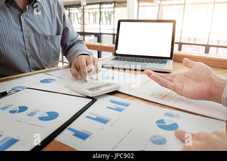 Administrator Business Mann finanzielle Inspektor und Sekretär, Bericht, Berechnung oder Überprüfung Gleichgewicht. Internes Revenue Service Check Dokument. Stockfoto