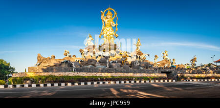 Panorama-Foto traditionelle hinduistische Architektur auf der tropischen Insel Bali auf Hintergrund blauen Sommerhimmel bei Sonnenaufgang / Bali, Indonesien Stockfoto