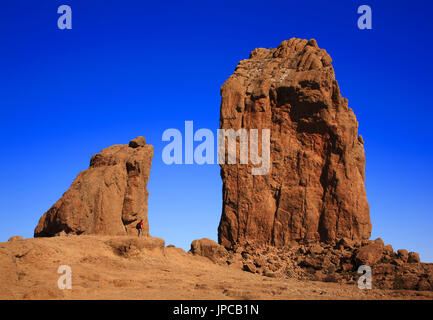 Wanderer stehen in der Nähe von Roque Nublo, Gran Canaria, Kanarische Inseln, Spanien. Stockfoto