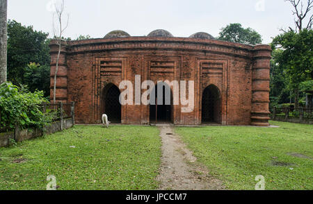 Außenseite des Terrakotta neun Kuppel Moschee, Bagerhat, Bangladesch Stockfoto