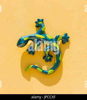 Keramische Gecko - Wanddekoration - künstlerische Stockfoto