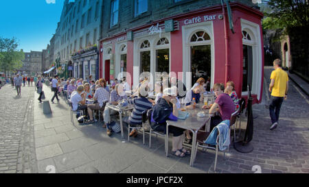 Edinburgh Festival Fringe Straßenkünstlern der Grassmarket, die Heimat von vielen Bars und Cafés Stockfoto