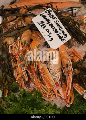 LONDON, Großbritannien - 29. JULI 2017: Attraktive Ausstellung von Meeresfrüchten auf dem Fishmongers Stand im Borough Market, Southwark Stockfoto