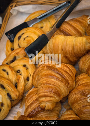 LONDON, Vereinigtes Königreich - 29. JULI 2017: Croissants in einem Korbblech mit Zange an einer Bäckerei auf einem Bauernmarkt Stockfoto