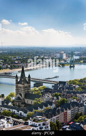 Köln - SEPTEMBER 6: High Angle-Blick auf den Rhein und die große Kirche St. Martin in Köln am 6. September 2016 Stockfoto