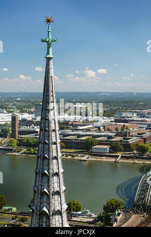 Köln - SEPTEMBER 6: High Angle-Blick auf den Rhein und Deutz in Köln am 6. September 2016 Stockfoto