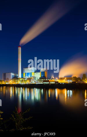 Bunte Nacht Blick auf eine moderne Müllverbrennungsanlage in Oberhausen, Deutschland mit tiefblauem Himmel. Stockfoto