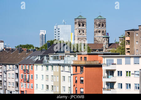 Blick von der Brücke Severins, Köln-Deutz und die Kirche St. Heribert in Deutschland. Stockfoto