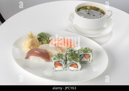 Sushi und Suppe am weißen Tisch Stockfoto