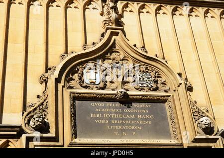 Lateinische Inschrift über der Tür der Bodleian Library Stockfoto