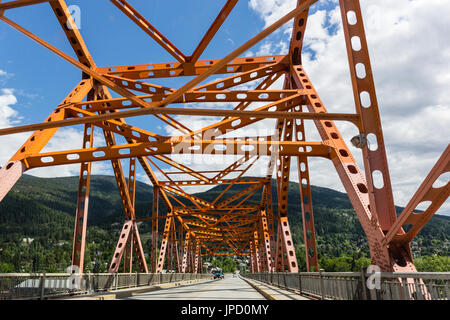 Westen Arm Brücke (große Orange) über Kootenay River in Nelson, BC, Kanada Stockfoto