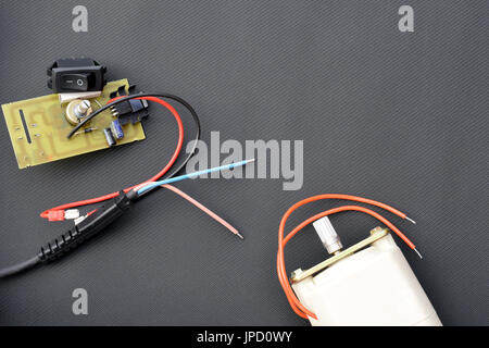 Teile für elektrische Maschine, Motor, Leiterplatten, Kabel, Potentiometer, Schalter. Horizontales Bild mit Textfreiraum. Stockfoto