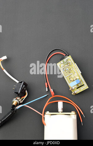 Teile für elektrische Maschine, Motor, Leiterplatten, Kabel, Potentiometer, Schalter. Vertikales Bild mit Textfreiraum. Stockfoto