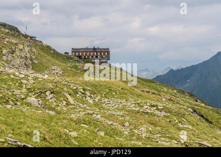 Bergwelt auf der Olperer Runde Tour und Peter Habeler Weg in der Zillertaler Alpen in Österreich gesehen hier in der Olperer Hütte Hütte Stockfoto