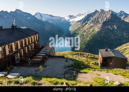 Bergwelt auf der Olperer Runde Tour und Peter Habeler Weg in der Zillertaler Alpen in Österreich gesehen hier in der Olperer Hütte Hütte Stockfoto