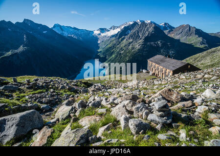 Bergwelt auf der Olperer Runde Tour und Peter Habeler Weg in der Zillertaler Alpen in Österreich gesehen hier in der Olperer Hütte Hütte Stockfoto