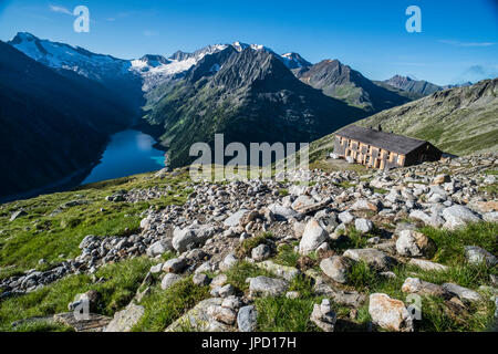 Bergwelt auf der Olperer Runde Tour und Peter Habeler Weg in der Zillertaler Alpen in Österreich gesehen hier in der Olperer Hütte Hütte Stockfoto