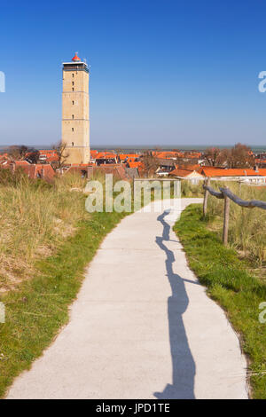 West-Terschelling Dorf mit dem Leuchtturm Brandaris auf der Insel Terschelling in den Niederlanden an einem hellen, sonnigen Tag. Stockfoto