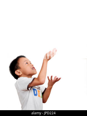 ein asiatische junge tragen weiße Farbe-t-Shirt nach oben, Lächeln und heben Sie seine Hand auf einen isolierten weißen Hintergrund, Konzept von Kid empfangen / Präsentation / Stockfoto