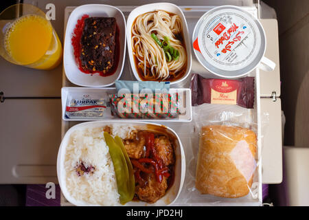 Ein Bordmenü auf einem Emirates-Ebene. Stockfoto