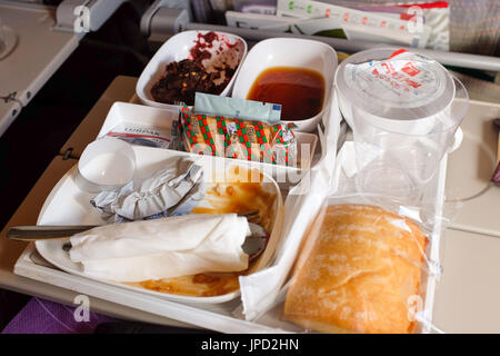 Eine fertige Bordmenü auf einem Emirates-Ebene. Stockfoto