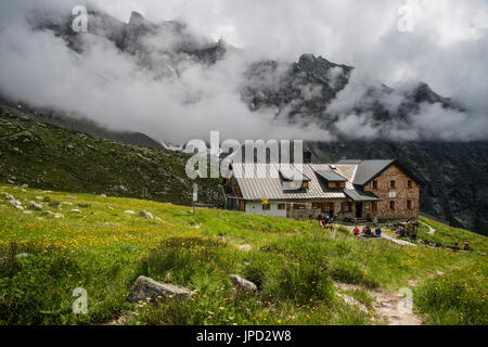 Bergwelt auf der Olperer Runde Tour und Peter Habeler Weg in den Zillertaler Alpen gesehen hier bei der Geraer Hütte Stockfoto