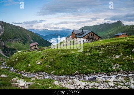 Bergwelt auf der Olperer Runde Tour und Peter Habeler Weg in den Zillertaler Alpen gesehen hier bei der Geraer Hütte Stockfoto