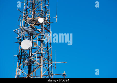 Blick hinauf auf einen Fernseher, Turm Radio und Handy-, an Mt Conobolas in der Nähe von Orange im westlichen NSW, Australien Stockfoto