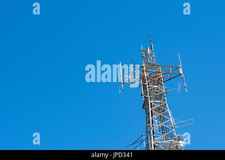 Blick hinauf auf einen Fernseher, Turm Radio und Handy-, an Mt Conobolas in der Nähe von Orange im westlichen NSW, Australien Stockfoto