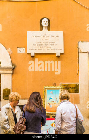 Touristen, die gerne Bilder unter Gedenktafel gewidmet Künstler und Resitenza Mitglied Giordano Bruno Ferrari bei freiem Himmel Kunstmesse Stockfoto