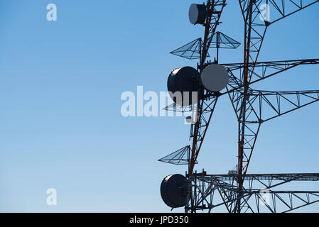 Blick hinauf auf einen Fernseher, Turm Radio und Handy-, an Mt Conobolas in der Nähe von Orange im westlichen NSW, Australien Stockfoto