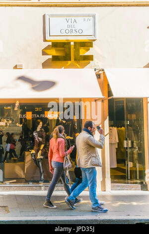 Straßenszene, via del Corso vor Elisabetta Franchi laden, Stockfoto